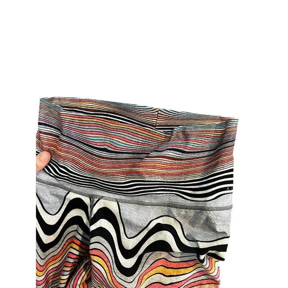 Niyama Sol Wavy psychadelic patterned capri leggings, no longer in print - Picture 4 of 5